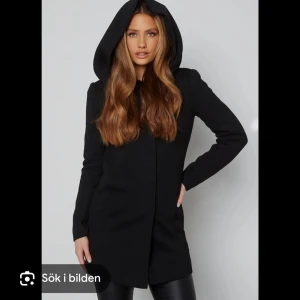 Svart kappa  - En svart höst kappa i nyskick med band, knappar och luva. Köptes för 1000kr säljer för 500kr