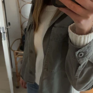 Grön jeans jacka från zara - Varsamt använd, lite mindre i storleken skulle säga att den passar S. Fina detaljer på både krage, ärmar och fickor!