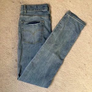Levis jeans  - Tjenare jag säljer ett par Levis jeans i storlek 14 år dem är i bra skick. Tveka inte på att skriva till mig om det är något du undrar!😀🫡