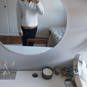 Vit blus med spetsdetaljer - Säljer en superfin vit blus med spetsdetaljer på ärmarna och runt halsen. Blusen har långa ärmar och en normal passform, perfekt för både vardag och fest. Den är i nyskick och väldigt bekväm att ha på sig.