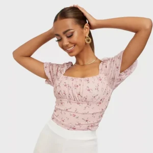 Blommig body  - Söt blommig body i mesh från Nelly egna märke.  I fint skick. Knappar i grenen. 