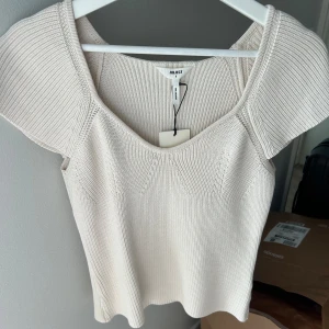 Snygg topp  - Så fin helt ny topp som inte kommit till användning. Inköpspris 499. 