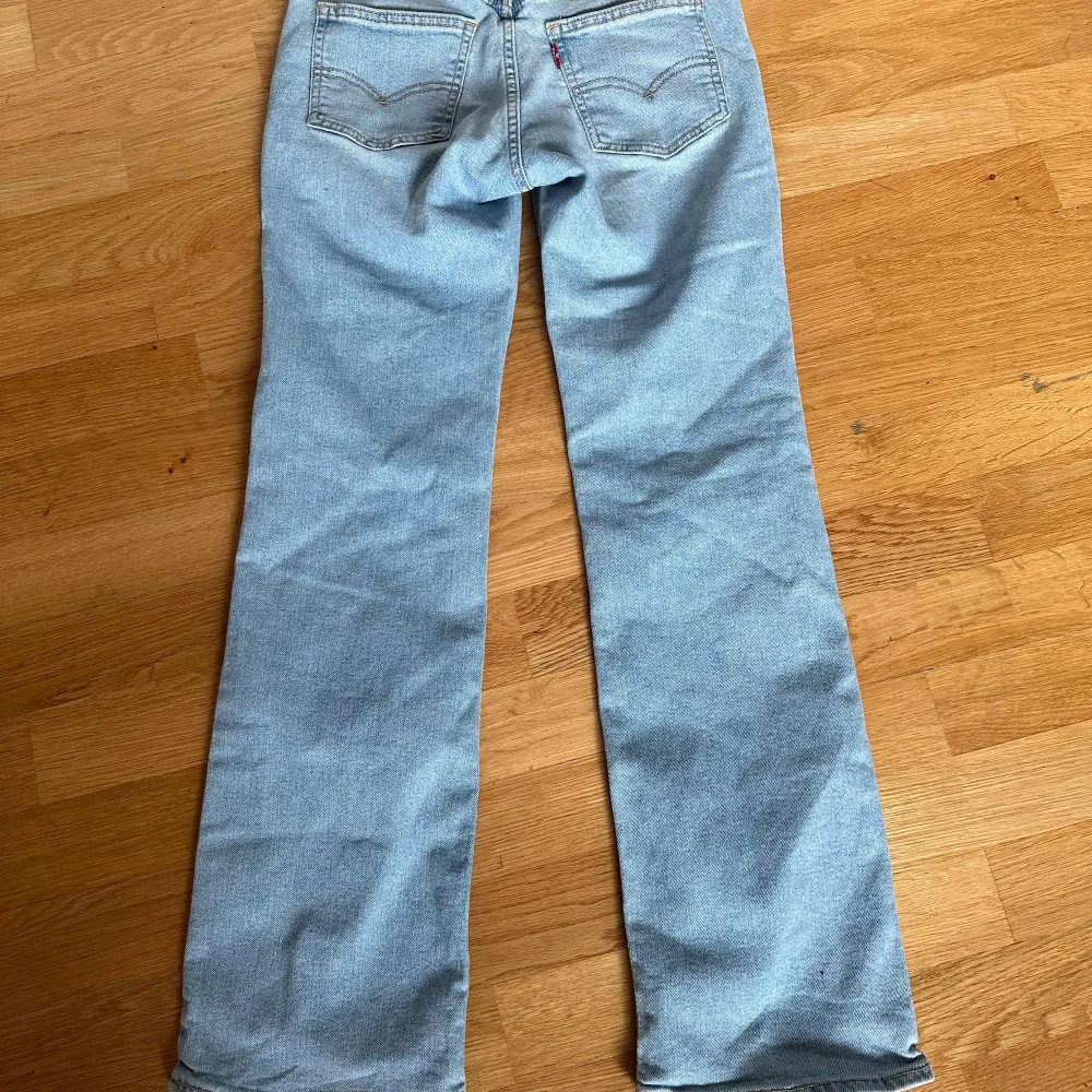 Säljer detta fina par av lågmidjade jeans då jag råkade köpa två av samma. Dom är knappt använd bara testade. Dom är i mycket bra skick och är ett par basic jeans som alla måste ha i sin garderob ( priset kan diskuteras ) . Jeans & Byxor.