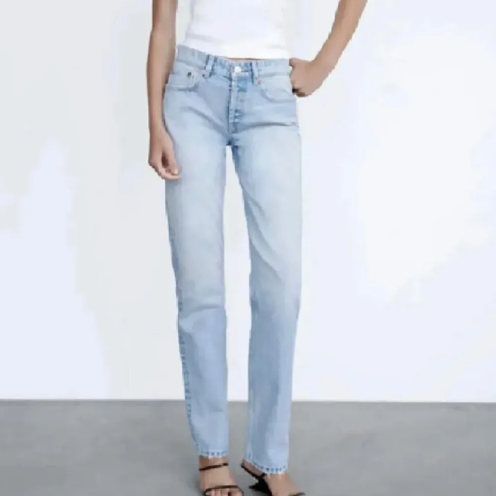 Fina ljusblå midwaist jeans från Zara💗 Köpta här på plick och inte använda mer än 3-5 gånger av mig. Är lite slitage på dem vid kanterna med kan va ditaljer som ska va där också, kan fås bilder på det om de önskas. 💗💗. Jeans & Byxor.