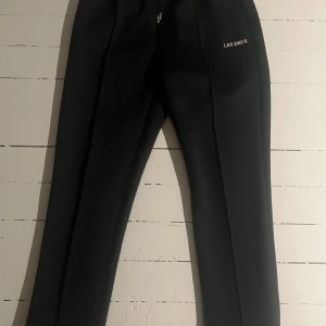 Les Deux byxor - Svarta och stilrena byxor från Les Deux. Oanvända och i nyskick. Nypris 1100. Mitt pris 599