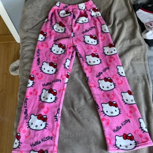 Hello Kitty mjukisbyxor - Hello Kitty mjukisbyxor. Oanvända.   OBS! Jag är ca. 169cm och de är lite korta på mig