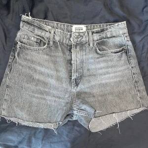 Gråa jeans shorts - As snygga jeans shorts! Loose fit om du när xs-s. Sitter antagligen figurligt om du bär M! Svin snygg wash! Passa på! Kom alltid med prisförslag privat!