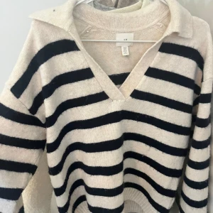 Randig tröja - En randig V-ringad tröja från HM. Är i storlek XS men passar även S🤗🩷