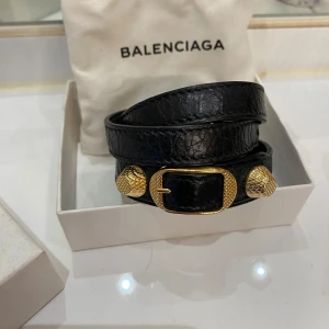 Balencia armband - Säljer mitt Balencia armband i mycket bra skick. Har äkthetsbevis, kartong och dustbag medföljer. Storlek M