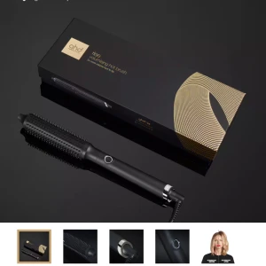 GHD Rise Volumizing Hot Brush - Säljer en GHD Rise Volumizing Hot Brush som är perfekt för att skapa volym och mjuka lockar. Den har en elegant svart design med en rund borste och värmebeständiga borst. Borsten är lätt att använda och ger ett professionellt resultat. Perfekt för att styla håret snabbt och enkelt! Borsten är knappt använd och funkar precis som den ska. Nypris 2 300 kr. 