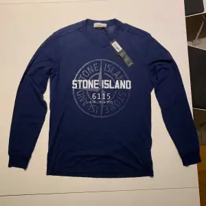 Vi säljer en blå Stone island tröja nästan helt oanvänd. Skick 9/10. Tröjan är såklart äkta och certilogo bekräftar också det. Denna tröja är L men passar mer som S. Vårt pris är 649 kronor⭐️skriv om ni har fler frågor eller vill ha fler bilder