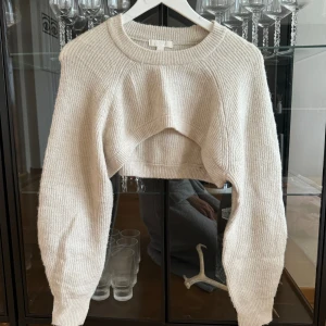 Bolero - Beige stickad bolero stl S/M, supermysig! Snyggt att ha över ett linne