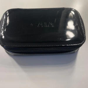 Caia necessär  - Säljer nu denna jättefina necessär ifrån Caia💕 jätte bra skick då den knappt använts!