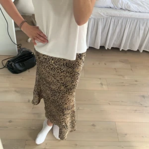Leopard midikjol  - As snygg midi/långkjol!! slutar vid vaderna vilket gör att kjolen ser väldigt elegant ut. Sjukt snygg att klä upp men även klä ner. Bara använd av mig någon fåtal gång så i nyskick