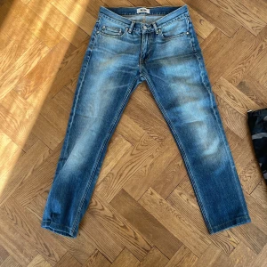 Acne jeans - Skit feta acne jeans i storlek 29/30 typ Nypris 3k