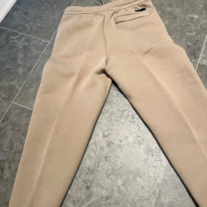 Nike byxor - Kostymaktiga byxor i mjukismaterial från nike. Storlek xs men är ganska stora i storleken. Kontakta vid intresse. 