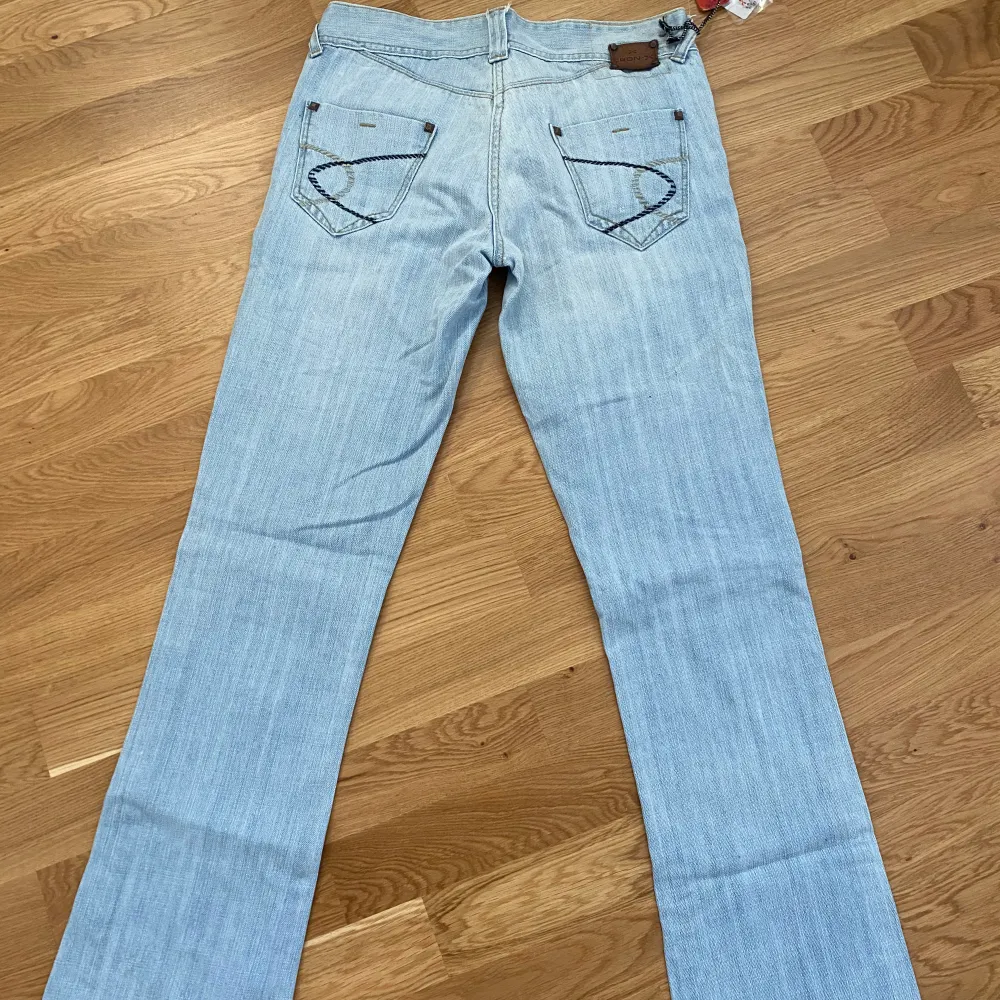 svin snygga ljusblå lågmidjade bootcut jeans som är helt nya!! försmå för mig tyvärr så säljer därav:/ Innerbenslängd: 83cm, inköpta för 650! . Jeans & Byxor.