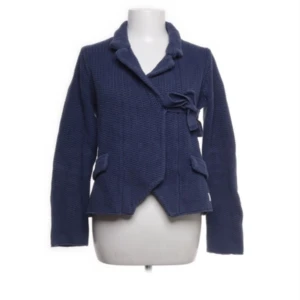 Odd Molly kofta - Säljer denna oddmolly koftan 💕. Den var inte i min storlek det är därför jag säljer vidare den! Ge gärna prisförslag, för jag vet inte ett rimligt pris för den 🩷. Köpte på Sellpy. Storlek : M/38