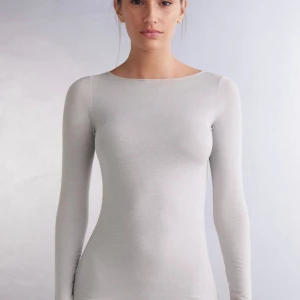 Intimissimi tröja - Säljer min helt oanvända intimissimi tröja med lappen kvar!! I storlek s och en grå vit färg (ice grey) ❤️❤️ säljer för 400 då ny pris är 450kr