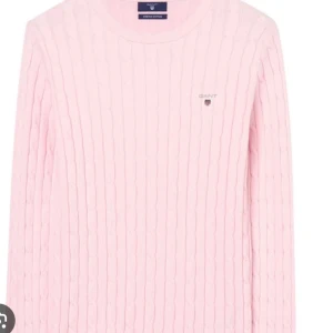 Gant tröja - En babyrosa gant tröja som inte används längre pga att den är för liten. Nypris 950kr. Är i storlek 158/164 men passar för xs. Ser helt ny ut inga hål osv🎀💕ps pris kan diskuteras 