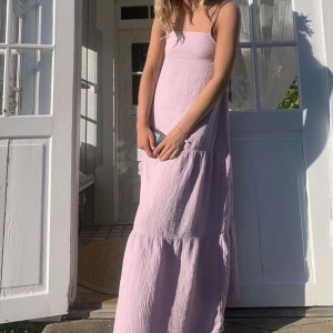 Klänning - Säljer min jättefina lila/rosa klänning som inte är använd många ggr🥰🥰