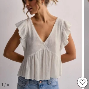 Topp Nelly - Gullig topp från Nelly.com. Strl 34. Använd ca 2 gånger, som ny.