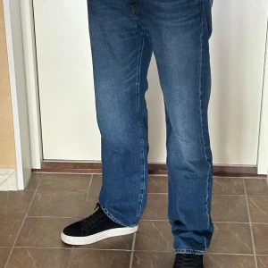 (Nya) Pepe Jeans  - Mörkblå jeans från Pepe Jeans. Nyskick. Relaxed fit. Storlek: W31 L32 Benlängd: 105cm Midja: 41cm