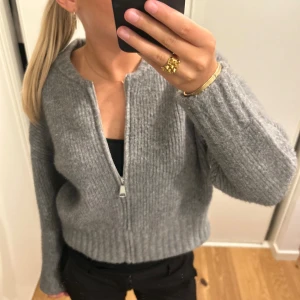 Kofta - Säljer denna jättefina och mysiga kofta från zara, perfekt nu till hösten❣️ säljer den då den inte kommer till användning längre💞