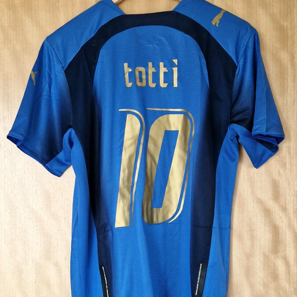 Francesco Totti Italien repIika fotbollströja 2006. Helt ny med tag.   Storlek: Medium. Sportswear.