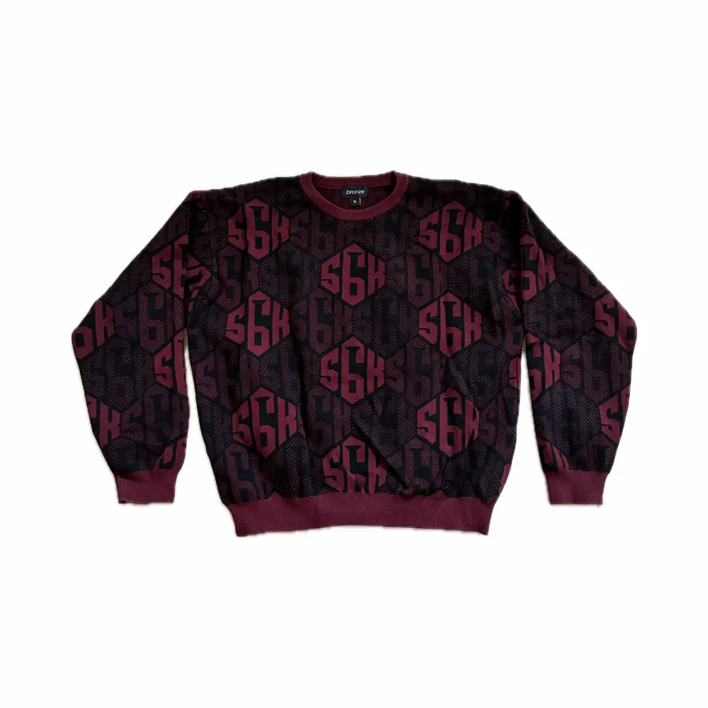 BRONZE 56K KNIT SWEATER i stolek XL ny skick. Ny pris 1299kr. Tröjor & Koftor.