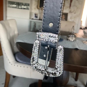 Skärp - Ascoolt skärp med stenar och ett stort spänne från temu💕 säljer för att de inte är min stil! Använd typ 2 gånger