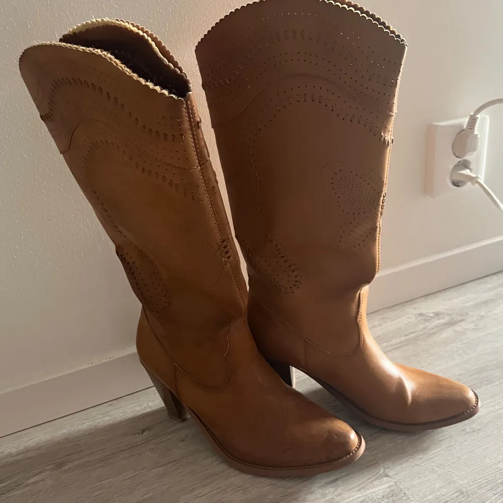 🤎Bruna/Konjak färgade boots 🤎I mycket använt skick 🤎Storlek 39 🤎Köparen står för frakten 🤎Inga returer. Skor.