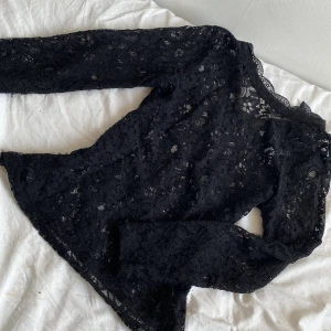 Spetströja - Jättefin svart stepströja. Ger mig lite Blair Waldorf vibes. Det finns ingen lapp på tröjan men det är min fasters gamla och hon köper inte från shein eller liknande! Skriv priv💗 