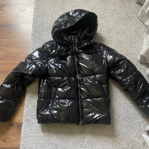 svart glansig dunjacka - säljer nu denna jättefina och sköna jacka från nelly! köpt förra vintern och är som ny, 800kr nypris och säljer nu för 479kr 😊