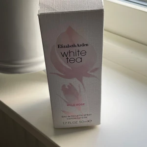 White Tea Wild Rose EdT - Säljer en elegant och fräsch parfym från Elizabeth Arden. White Tea Wild Rose EdT kommer i en stilren vit flaska med en enkel design. Doften är en blandning av vit te och vildros, perfekt för en uppfriskande känsla. Flaskan rymmer 50 ml och är en Eau de Toilette spray.