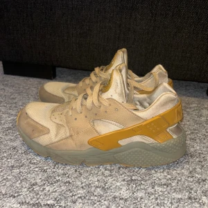 Beige Nike sneakers - Säljer ett par snygga och bekväma Nike sneakers i beige färg. Storlek 45,5, bra skick men behöver en tvätt👍🏽