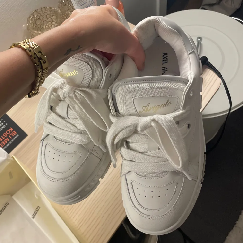 Axel arigato area haze sneakers i nyskick! Använda Max 5 gånger. Säljer då den tyvärr inte kommer till användning. Nypris 3100kr 🥰. Skor.