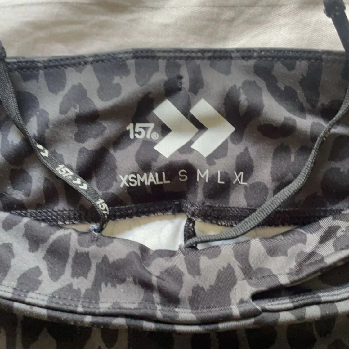 Grå leopardmönstrade leggings med QuickDry Technology - 2