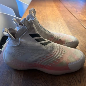 Adidas N3XT L3V3L FUTURISTIC - Storlek 44 2/3 i herr, Originalpris 2000kr cirka, använda basketskor i relativt bra skick