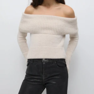 Off shoulder tröja  - Sååå fin off shoulder tröja från pull&bear! Beställde två olika storlekar och missade returen därav säljer jag den ena. Storlek S/M, nyskick! 