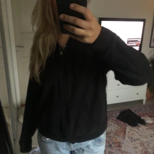 Svart zip up - Svart zip-up hoodie, står ingen lapp men gissar på att den är i storlek M❤️