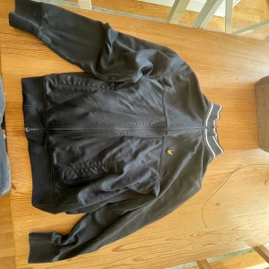 Lylen scott - En lylen scott tröja storlek L 