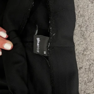 Ett par kostymbyxor från Gina Tricot i strl xs - Ett par välanvända kostymbyxor från Gina i strl xs, de är inte så stretchiga i midjan och uppsydda💞