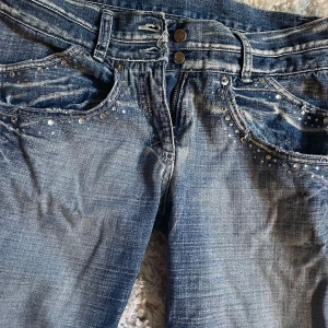 Lågmidjade jeans men rhinestones - Super snygga jeans i strl S, kontakta för mer info💕  säljer då de inte passar