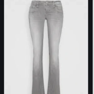 Söker - Söker ett par ljusgråa bootcut jeans i storlek sx eller s. Runt 150kr