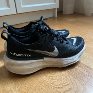 Löparskor Nike zoom invincible run 3. Strl 37,5 - Löparskor från Nike i storlek 37,5, använda men i bra skick. 