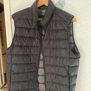 Dun väst - Super clean dunväst från uniclo storlek m  Topp skick använd fem gånger  