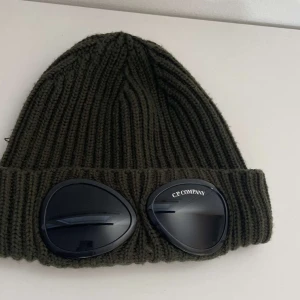 Cp company mössa - Säljer nu den här riktigt snygga cp company mössan!!. inte defekter och den är i topp skick!!. Självklart äkta!!!. Om ni har några frågor är det bara att fråga!!!!!. Mvh:Oscar!!!!!.
