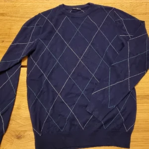 Crewneck från Gant - Säljer min crewneck från Gant då jag inte använder den, använd fåtal gånger. Skriv vid minsta intresse och priset är inte hugget i sten! Kolla även in min profil för massa bra märkeskläder!