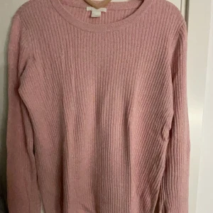 Rosa stickad tröja - De är storlek S, rosa stickad tröja med split på arm och sidorna från h&m. Har bra skick.💕💕